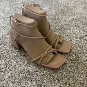 Marc Fisher. Women's Gurion Square Toe Strappy Block Heel Sandals. Size 6.
